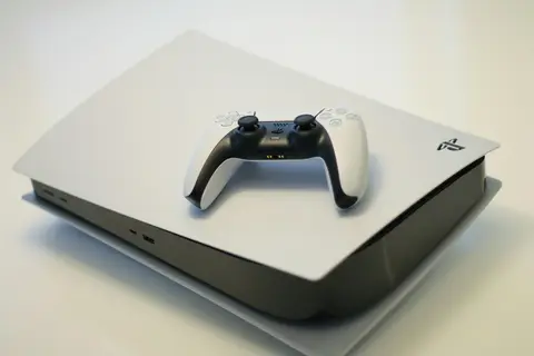 PlayStation 5 + 2 pult